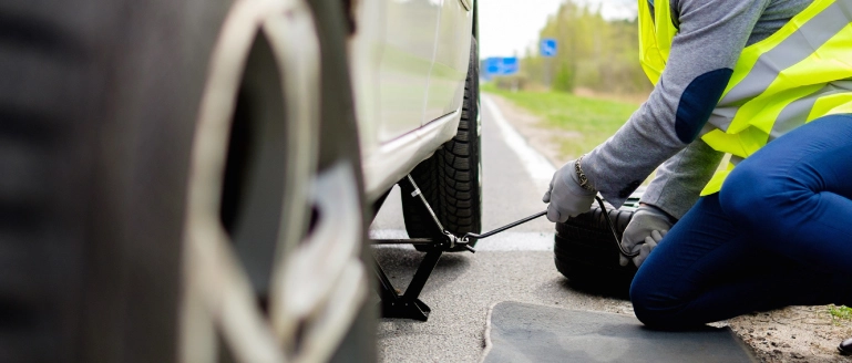 spare tyre, car jack and wheel brace